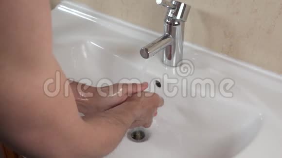 人用自来水和肥皂洗脸视频的预览图