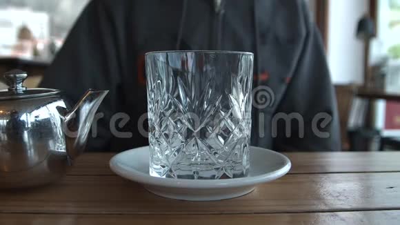 人们把茶倒进咖啡店的玻璃杯里视频的预览图