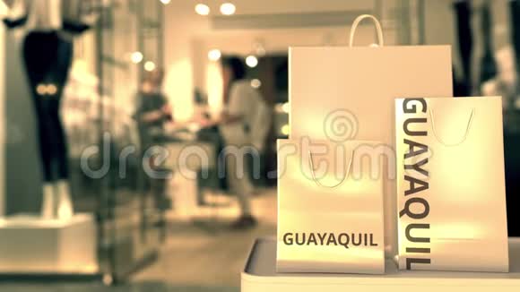 纸购物袋与瓜亚基尔标题与模糊的商店入口厄瓜多尔零售相关3D动画视频的预览图