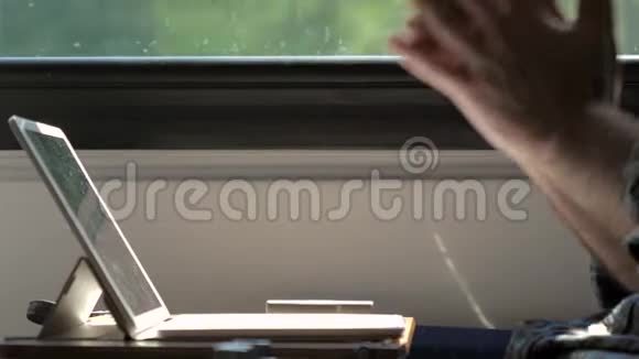 男人火车上用手在笔记本电脑上打字视频的预览图