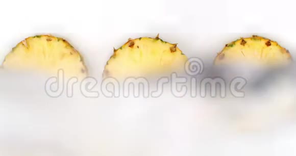顶部视图3片菠萝用水在白色背景上清洗水在缓慢运动中飞溅视频的预览图