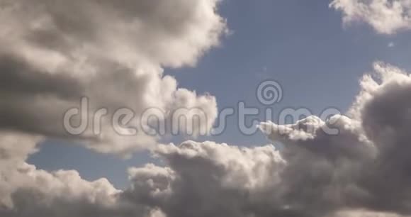 深蓝的天空背景有细小的条纹卷云清夜风和日丽视频的预览图