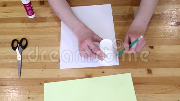 在美术课上老师和孩子用铅笔在纸上画画手放在桌面上儿童讲习班视频的预览图
