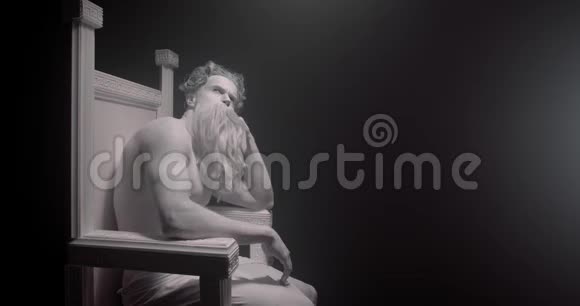 认为宙斯坐在宝座上抚摸着他的胡子奥林匹斯山4K视频的预览图