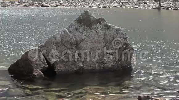 令人耳目一新的高山冰川湖岩石细节在山上视频的预览图