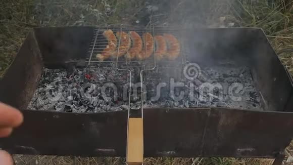 烧烤格栅和烧烤和法力网在火中准备香肠视频的预览图