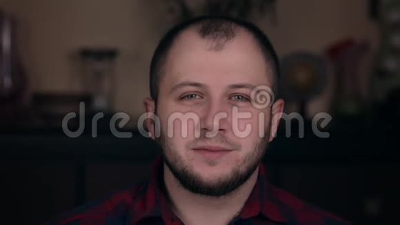 一个穿格子衬衫的欧洲人模样的年轻人特写可爱的微笑好小伙子情感概念视频的预览图