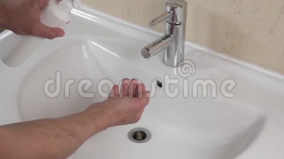 预防冠状病毒COVID19洗手人用自来水和肥皂洗手视频的预览图