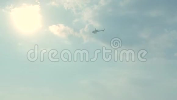 直升机在天空和太阳背景上快速飞行视频的预览图