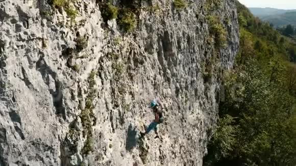 攀登到岩石后的攀登下降视频的预览图