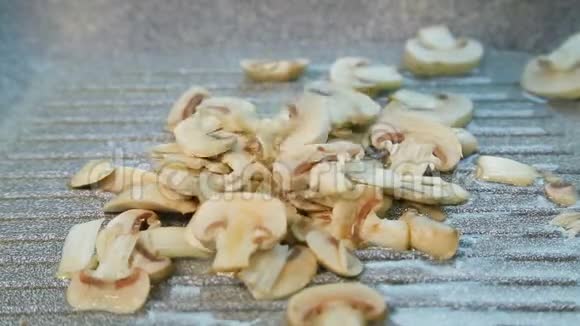 切好的香菇放在平底锅里视频的预览图