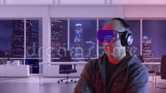 帅哥使用虚拟现实眼镜和音乐耳机在未来的办公室与摩天大楼的背景穿着有创意的男人视频的预览图