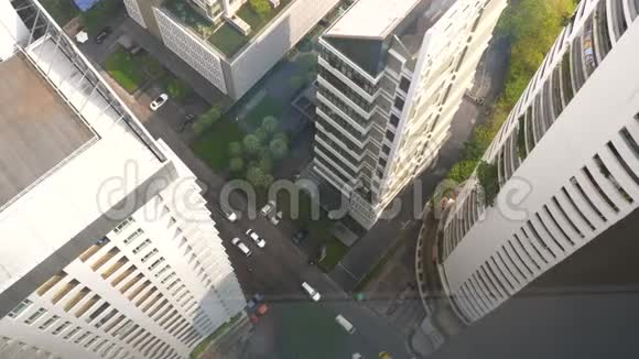 从曼谷摩天大楼的道路和驾驶车的窗口俯视视频的预览图