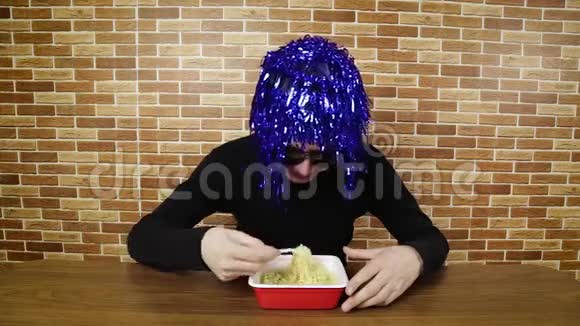 头发蓝的不懂事的年轻人吃方便面视频的预览图