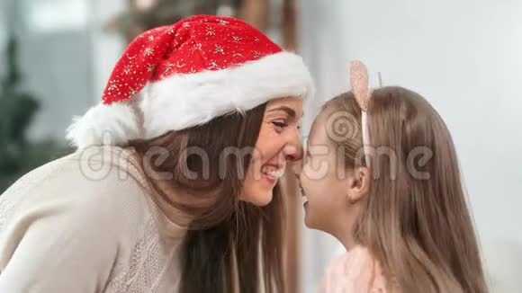 快乐的妈妈和有趣的孩子一起在圣诞装饰中享受快乐视频的预览图