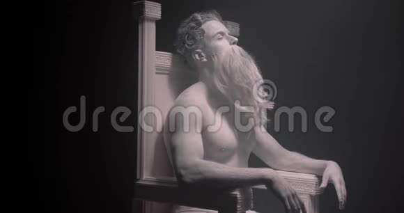 宙斯坐在他的宝座上闭着眼睛黑色背景的画像视频的预览图