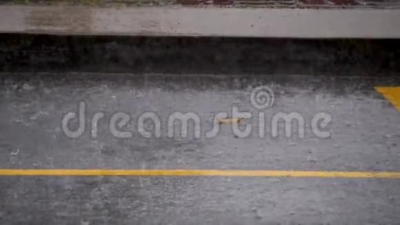 雨水滴落在湿沥青上视频的预览图