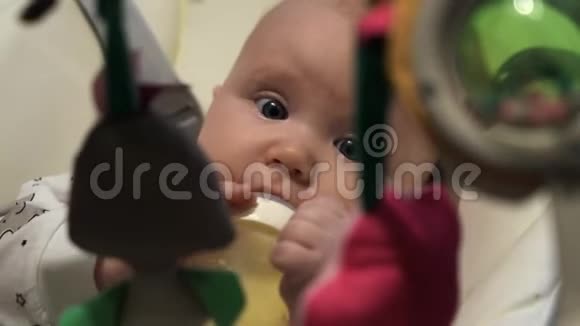 有趣的婴儿喝牛奶而不是玩吊起来的玩具视频的预览图