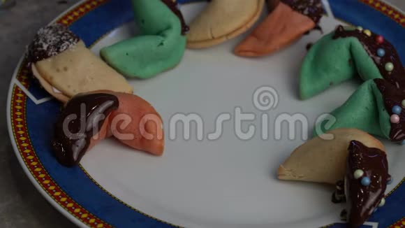 自制圣诞饼干里面装满巧克力视频的预览图