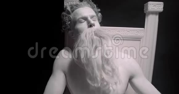 希腊神宙斯坐在宝座上在地球上发射闪电4K视频的预览图