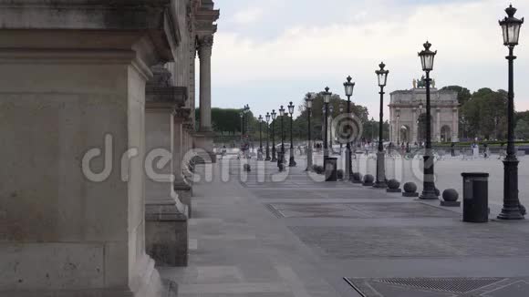 卢浮宫的正面杜卡鲁塞尔广场步行游客路灯视频的预览图