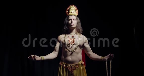肌肉男印度神苏里亚双臂张开4k视频的预览图