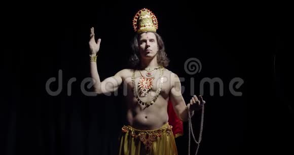 苏里亚印度太阳神头上戴着皇冠姿势4k视频的预览图