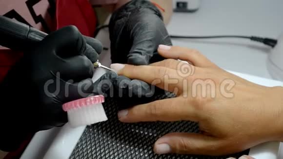 戴黑色手套的医生做五金指甲清洁角质层视频的预览图