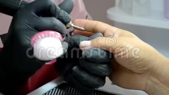 戴黑色手套的美甲师做五金美甲清洁角质层手指视频的预览图