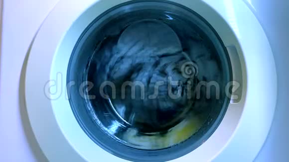 洗衣机洗衣服在洗衣机里洗衣服的近景视频的预览图