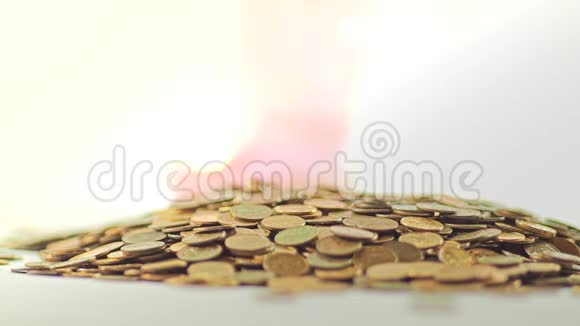 白手套的手舀起一堆金币他们整理和分散金钱在白色背景上视频的预览图