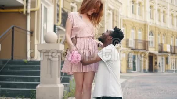 年轻的黑人男子在街上散步时把女友抱在怀里视频的预览图