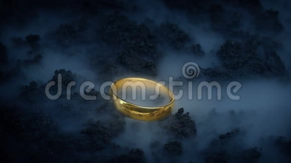 发光的金环是从地面上捡起来的视频的预览图