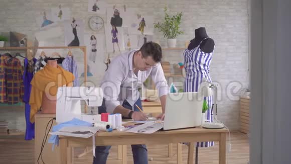 男时装设计师绘制草图视频的预览图