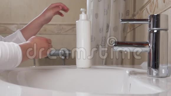 预防冠状病毒COVID19洗手孩子用自来水和肥皂洗手视频的预览图
