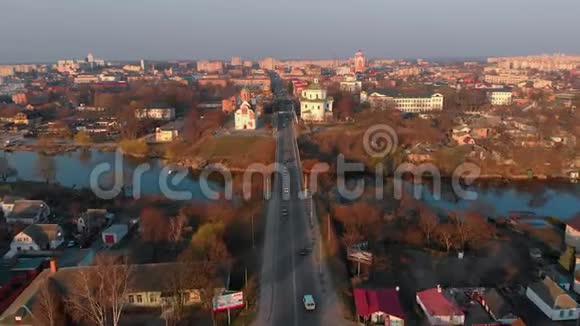 欧洲小城市的河桥和两座教堂的空中拍摄视频的预览图