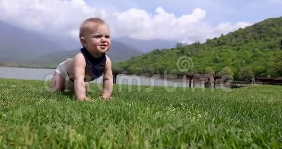 小男孩在草地上爬行视频的预览图
