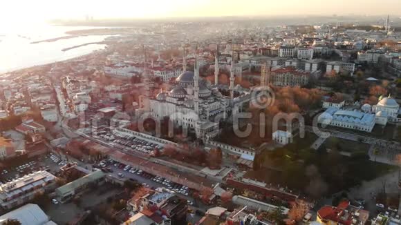 伊斯坦布尔俯瞰蓝色清真寺的傍晚空中全景视频的预览图