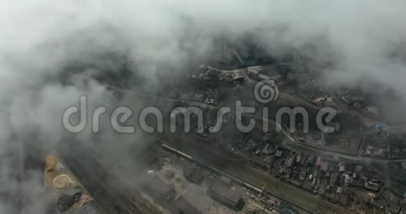 笼罩在城市上空的烟雾和污染的空中景色视频的预览图