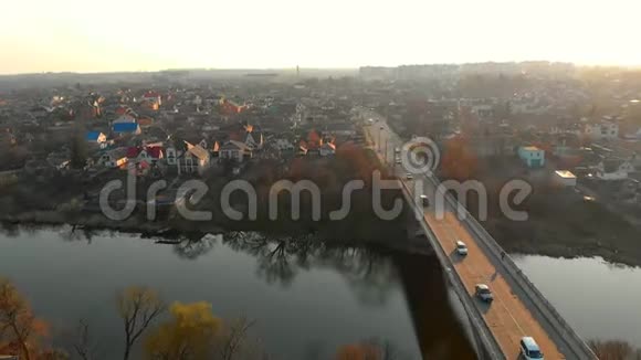 欧洲小城市河流附近桥梁和两座教堂的拉走空中拍摄视频的预览图