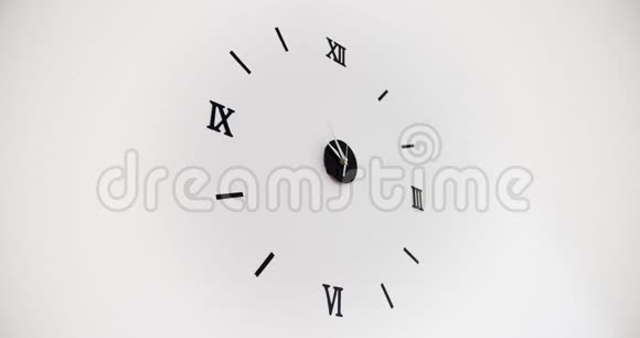 钟走时钟在白色背景上的时间推移或时间推移和时钟手的移动视频的预览图