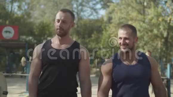 两名肌肉发达的男子准备在户外训练视频的预览图