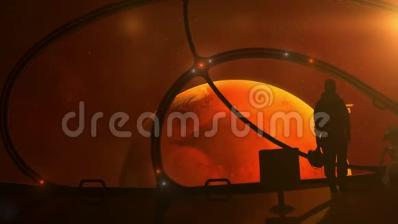 宇航员站在一艘接近火星的船的舷窗旁视频的预览图