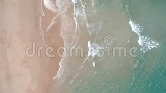 鸟瞰热带沙滩和蓝色海洋阳光明媚的一天海浪到达海岸的顶部景色巴拉望视频的预览图