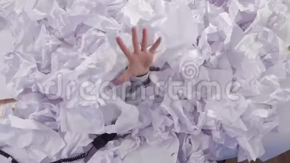 一只手从一大堆皱巴巴的纸里伸出来视频的预览图