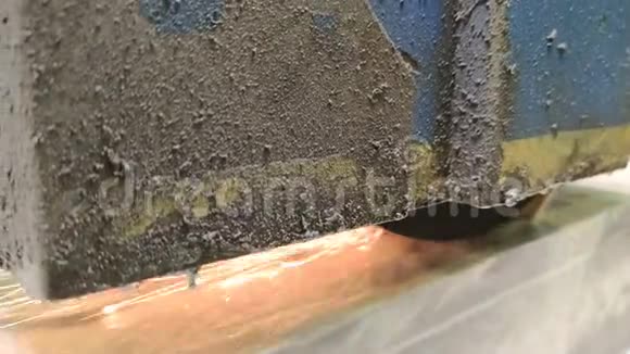 金工行业水平表面磨床上湿扁钢磨损有飞花视频的预览图