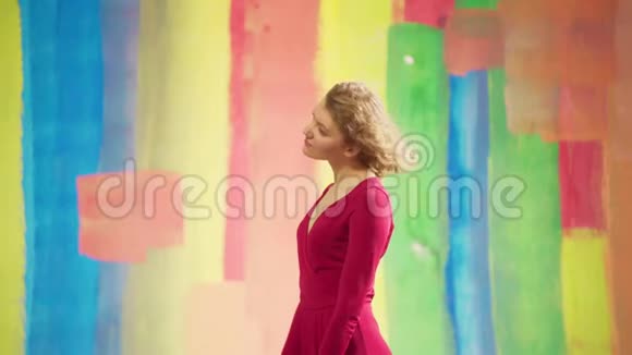 惊喜美女搞笑少女秀彩虹伞有趣的情感女孩在明亮的背景上视频的预览图