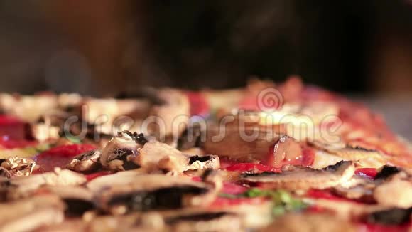 热比萨饼配上蘑菇意大利辣香肠视频的预览图