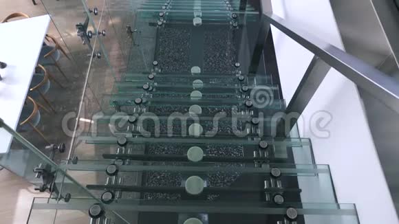 豪华公寓内部玻璃透明楼梯下沉视频的预览图