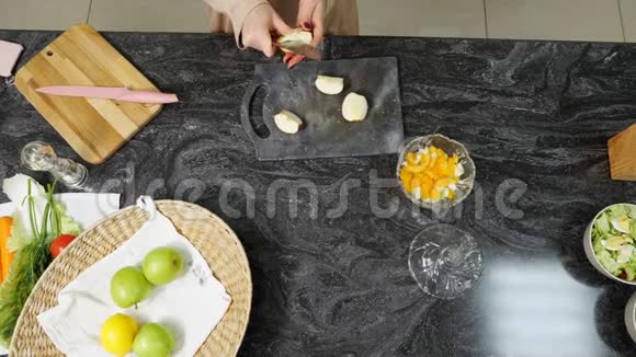 家庭主妇切苹果烹饪水果沙拉餐桌视频的预览图